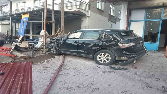 Malatya’da U dönüşü sırasında çarpışan iki araç traktöre çarptı: 4 yaralı