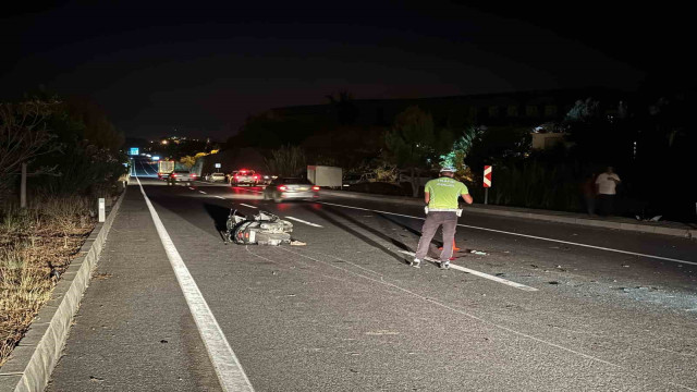 Motosikletle araca çarpıp yere düşen gence, yerde yatarken başka bir araç çarptı