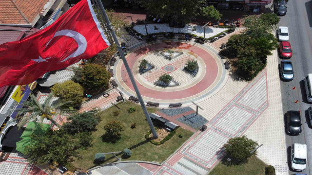 Nazilli Belediyesi’nden meydanda temizlik ve bakım çalışması