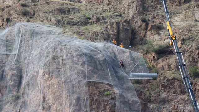 Olur-Artvin yolunda kayalıklara çelik tel