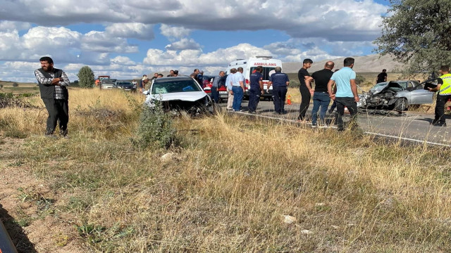 Otomobiller kafa kafaya çarpıştı: 2 ölü, 1 yaralı