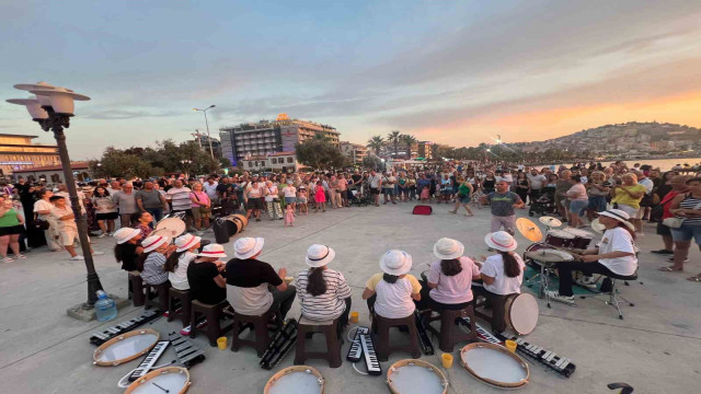 (Özel) Köy çocukları tatilde binlerce turiste konser verdi