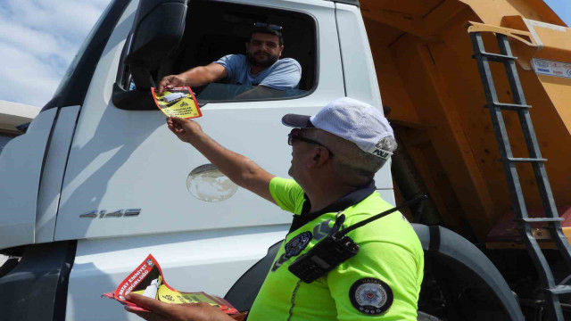 Polis ekipleri tır ve motosiklet sürücülerine bilgilendirici broşür dağıttı