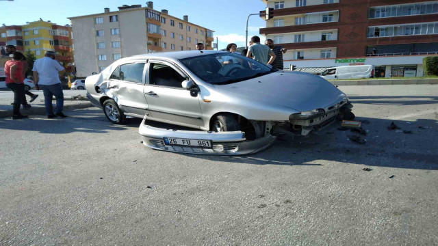 Refüje çarpan otomobilin sürücüsü yaralandı