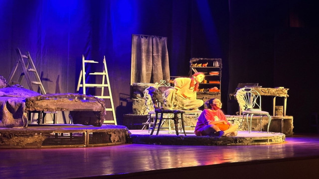 Rektör Özölçer, ”Kadınlar, Filler ve Saireler” tiyatro oyununu izledi