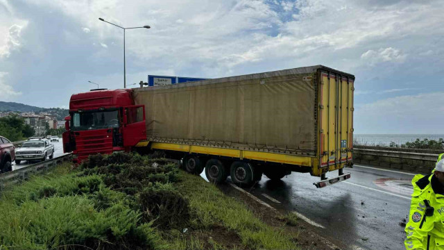 Rize’de tır orta refüje çıktı: 1 yaralı