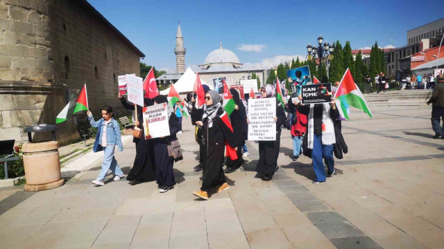 Sağlıkçıların İsrail’in Gazze’ye saldırılarını protesto yürüyüşleri devam ediyor