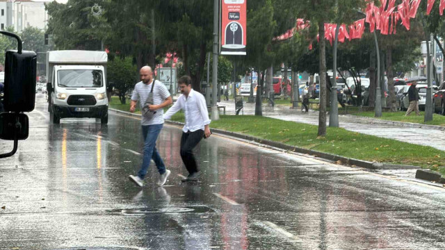 Sakarya’da yağmura hazırlıksız yakalananlar ıslanmaktan kaçamadı