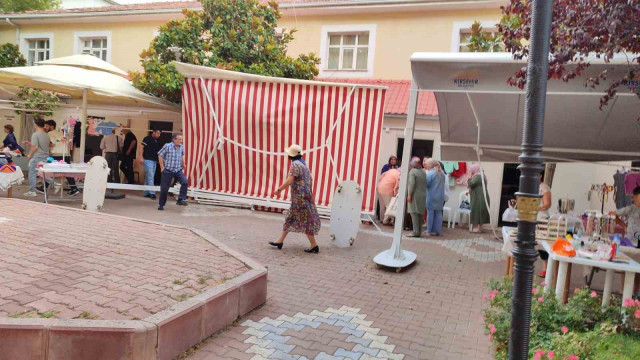 Şiddetli rüzgar nedeniyle pazardaki tente devrildi: 1 yaralı