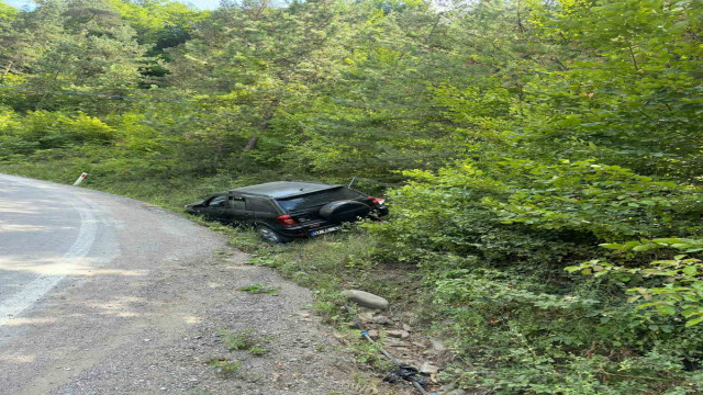 Sinop’ta kontrolden çıkan cip şarampole düştü: 1 yaralı