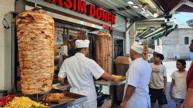 Taksim’de döner ustası lavaşları dizdiği sırada tabureden düştü: O anlar kamerada