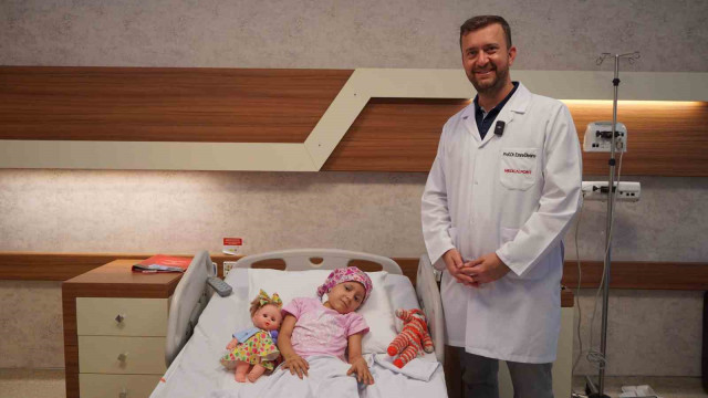 Tanısı konulamayan küçük Zeynep, kanseri robotik cerrahi ile yendi