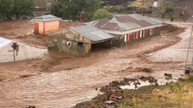 Tekman’da sağanak yağış sele neden oldu