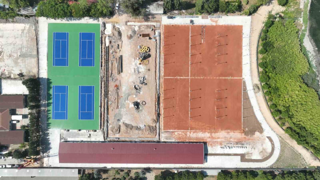 Tenis Merkezi’nde balon kortlar boyandı