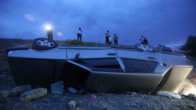 Terasa takılan otomobil onlarca metre yükseklikten düşmekten kurtuldu: 7 yaralı