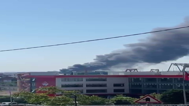 Tuzla’da bulunan yat imalathanesinde yangın çıktı. Olay yerine çok sayıda itfaiye ekibi sevk edildi.