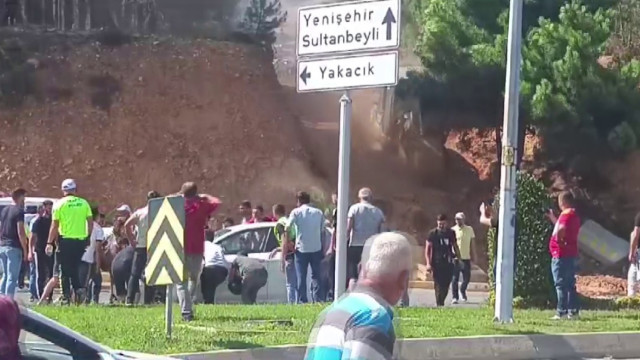 Vatandaşlar, Aydos Ormanı’ndaki yangın için seferber oldu