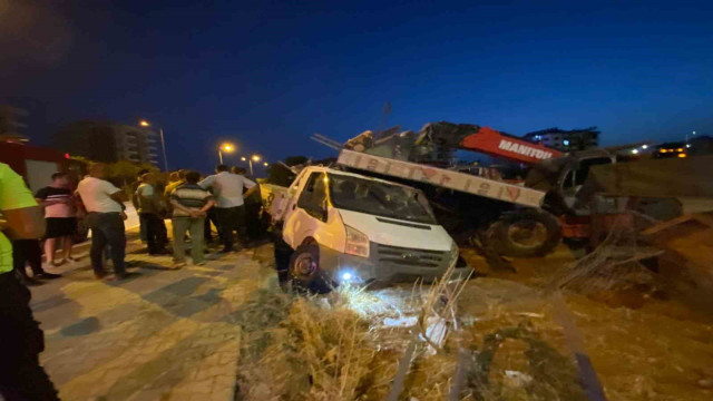 Yoldan çıkan kamyonet park halindeki iş makinesine çarptı