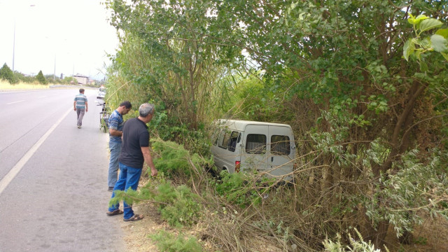 Yoldan çıkan ticari araç ağaca çarptı: 2 yaralı