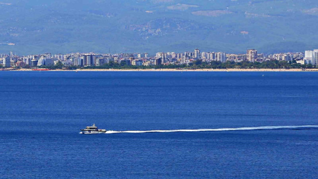 Yüzen 3 kişinin kıyıya dönemediği ihbarı deniz polisini alarma geçirdi