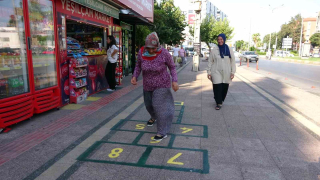 7’den 70’e her yaştan vatandaş ’sek sek’ oynayarak geçiyor