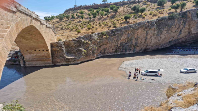 Açılan HES kapakları piknikçileri mahsur bıraktı