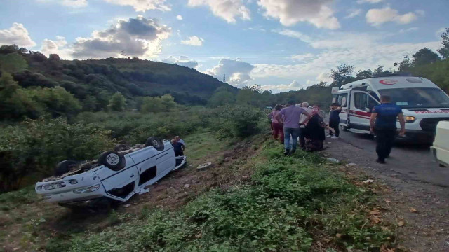 Alaplı’da hafif ticari araç takla attı; 2 yaralı