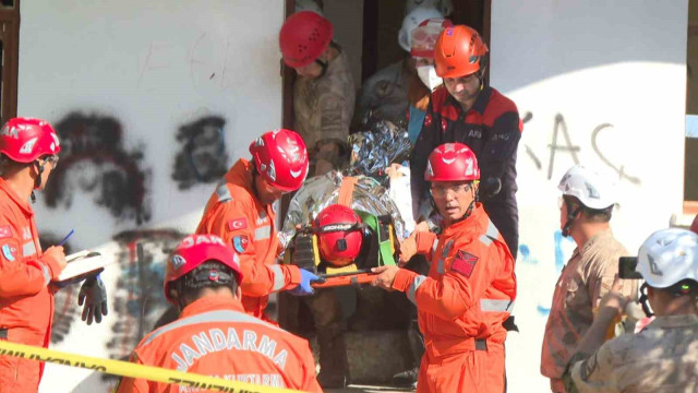 Antalya’da gerçeğini aratmayan büyük deprem tatbikatı