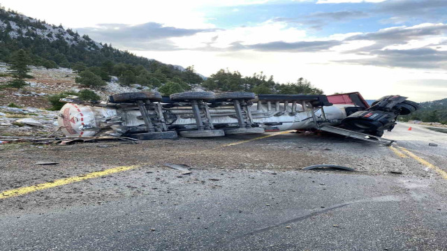 Antalya’da mazot yüklü tanker devrildi