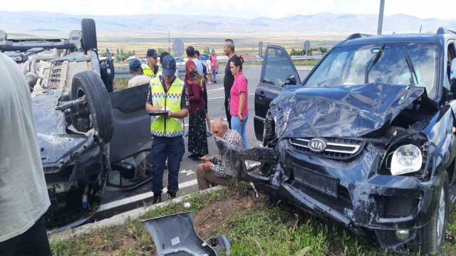 Ardahan’da kamyonet ile otomobil çarpıştı: 7 yaralı