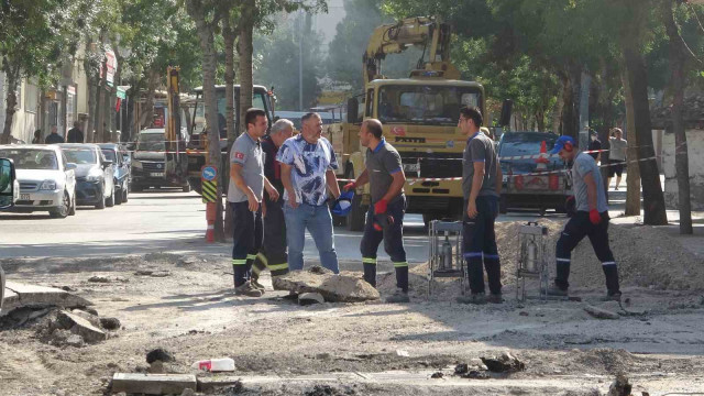 Asfalt çalışması sırasında doğal gaz boru hattında sızma ekipleri alarma geçirdi