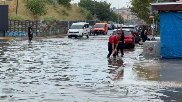 Ataşehir’de sağanak yağış sonrası caddeleri su bastı