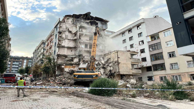 Bahçelievler’de bir binanın yıkım çalışması sırasında yanındaki bina zarar gördü