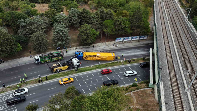 Bakırköy’de alt geçide çarpan tır vinç yardımıyla çekildi