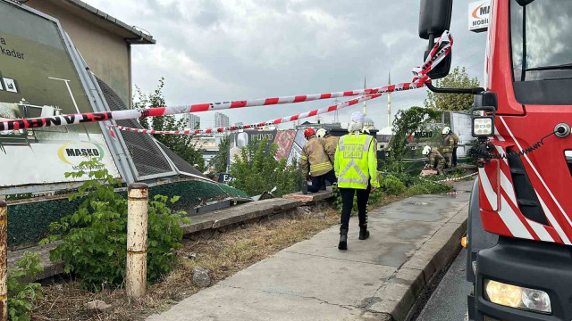 Başakşehir’de kontrolden çıkan kamyonet 5 metre yükseklikten siteye düştü