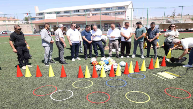 Başkan Metin sözünü tuttu: Çocuklar antrenman malzemelerine ve formalarına kavuştu