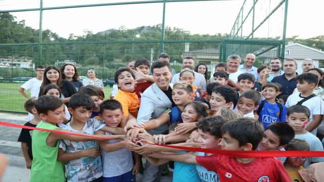 Başkan Ünlü, Beldibi’ne yapılan parkı çocuklarla beraber açtı