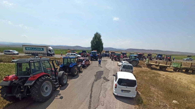 Bayburt’ta tarlalarını sulayamayan çiftçiler, traktörlerle yol kapatıp eylem yaptı