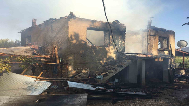 Burdur’da çıkan yangında köy evi küle döndü