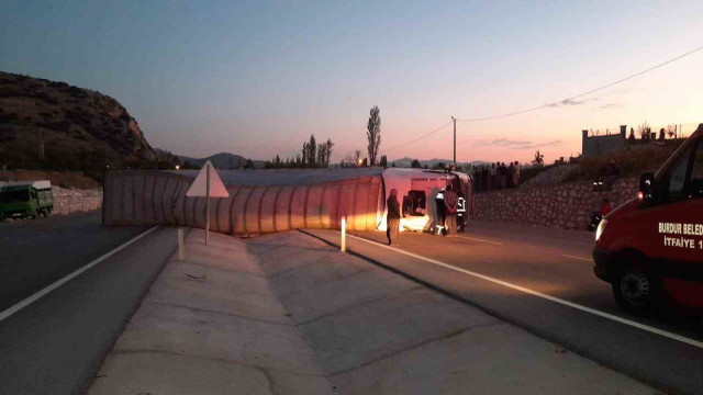 Burdur’da seyir halindeyken lastiği patlayan tır yan yattı: 1 yaralı