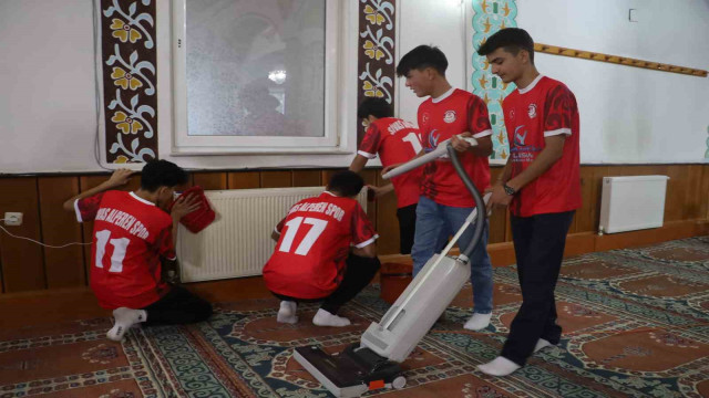 Cami temizleyen Özdil, Sivaslı genç futbolculara örnek oldu