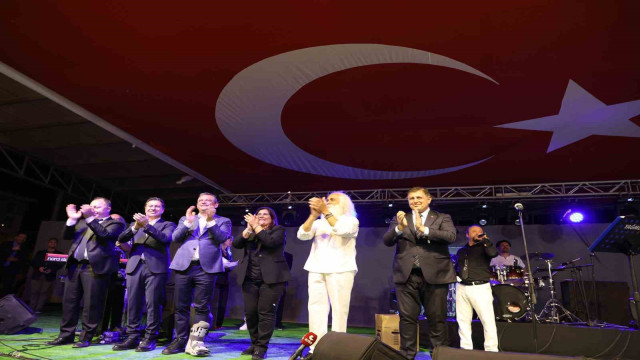 CHP Lideri Özgür Özel, Aydın’da Suavi konserine katıldı