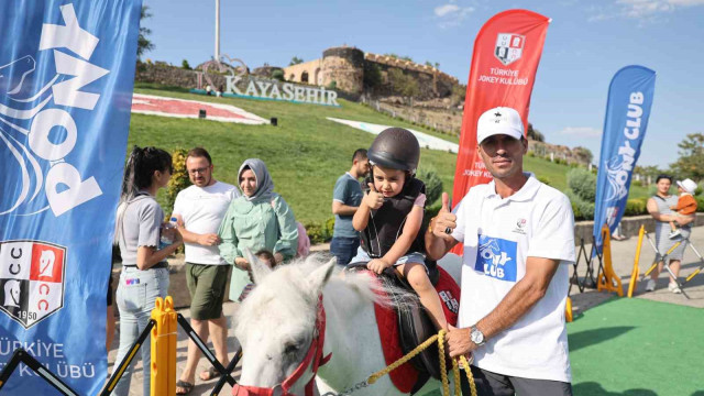 Çocuklar kayaşehir’de ‘pony’ atlarına bindi