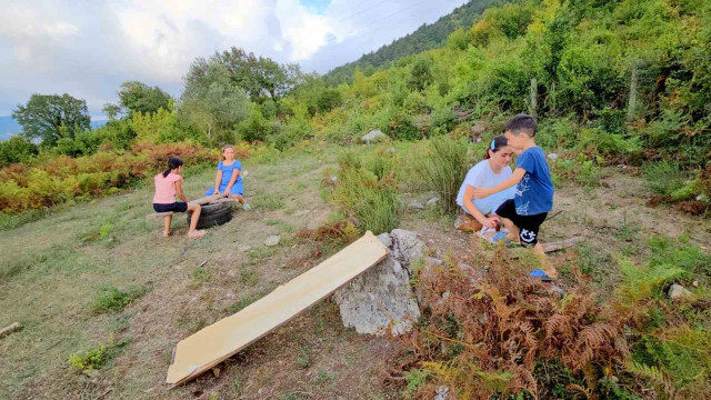 Çocuklar topladıkları ahşap ve atık malzemelerden kendi oyun parkını yaptı