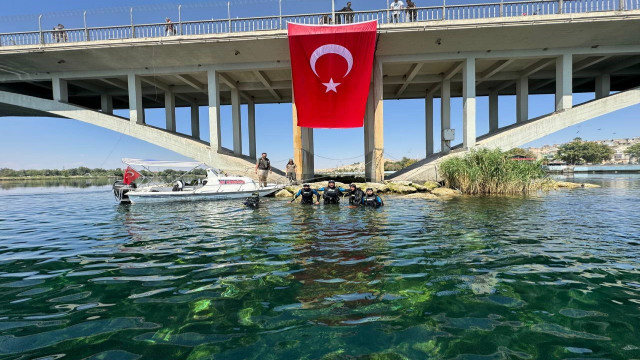 Dalgıçlardan Fırat Nehri’nde Türk bayraklı 30 Ağustos kutlaması