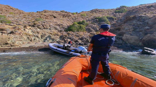 Datça’da plajda 22 düzensiz göçmen ve 6 insan kaçakçısı yakalandı