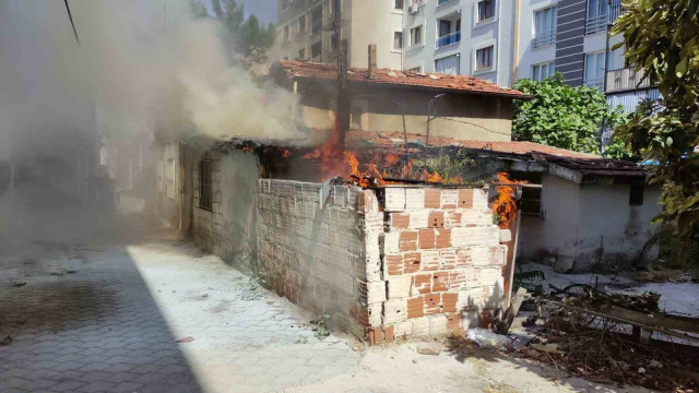 Denizli’de kullanılmayan müstakil evde çıkan yangın paniğe neden oldu