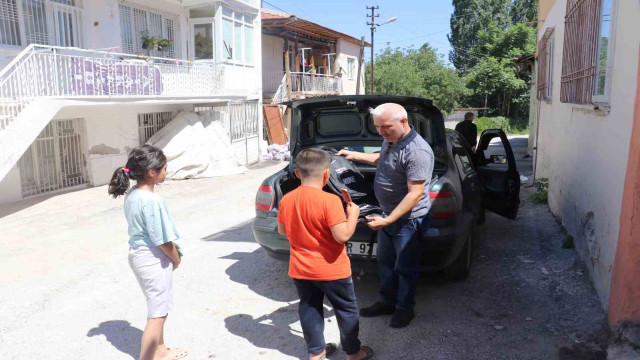 Depremzede öğrencilere okul çantası hediyesi