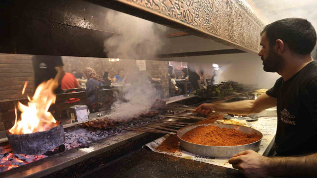 Diyarbakır’da sıcak havaya rağmen ocakbaşında ciğer yemek tercih ediliyor