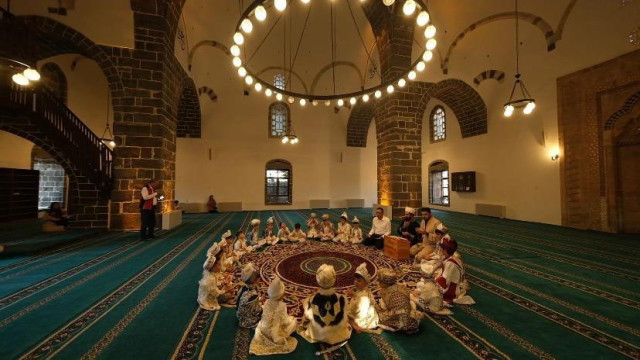 Diyarbakır’da Sultan II. Bayezid Vakfı’nın hayır şartı kapsamında 30 çocuğa sünnet şöleni düzenlendi